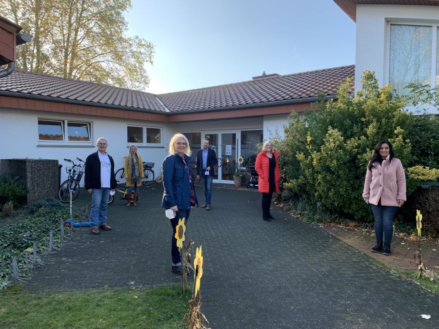 Begleiten gemeinsam Kinder und Eltern mit internationaler Familiengeschichte - (v.l.): Dr. Burghard Lehmann (ehemaliger Geschäftsführer der Osthushenrich-Stiftung), Anne Wiemers (Sprachförderkraft der Kita St. Johannes Baptist), Claudia Holle (neue Geschäftsführerin der Osthushenrich-Stiftung), Markus Heßbrügge (päd. Regionalleitung Kath. Kitas Hochstift), Inga Brinktriene (Kitaleiterin der Kath. Kita St. Johannes Baptist in Delbrück) und Elternbegleiterin Hana Altun  Foto: Bildungs- und Integrationszentrum, Kreis Paderborn Begleiten gemeinsam Kinder und Eltern mit internationaler Familiengeschichte - (v.l.): Dr. Burghard Lehmann (ehemaliger Geschäftsführer der Osthushenrich-Stiftung), Anne Wiemers (Sprachförderkraft der Kita St. Johannes Baptist), Claudia Holle (neue Geschäftsführerin der Osthushenrich-Stiftung), Markus Heßbrügge (päd. Regionalleitung Kath. Kitas Hochstift), Inga Brinktriene (Kitaleiterin der Kath. Kita St. Johannes Baptist in Delbrück) und Elternbegleiterin Hana Altun  Foto: Bildungs- und Integrationszentrum, Kreis Paderborn